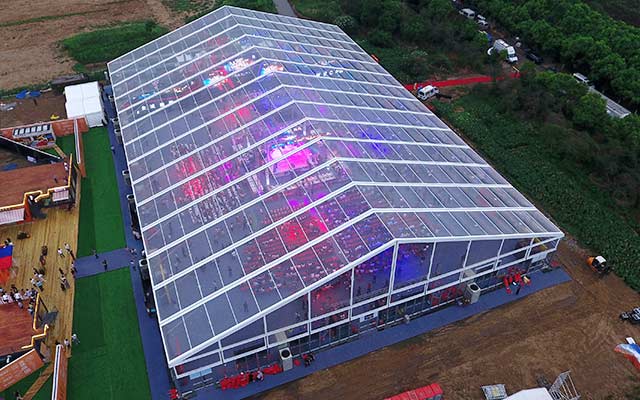 Vídeo de efecto de una carpa transparente para eventos con 50 m de envergadura