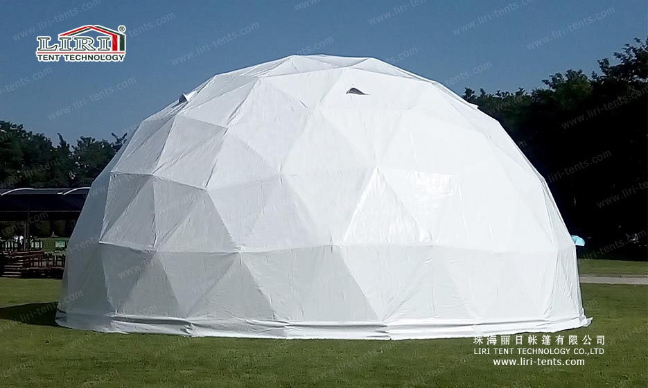 Tiendas de campaña con cúpula semiesférica para bodas