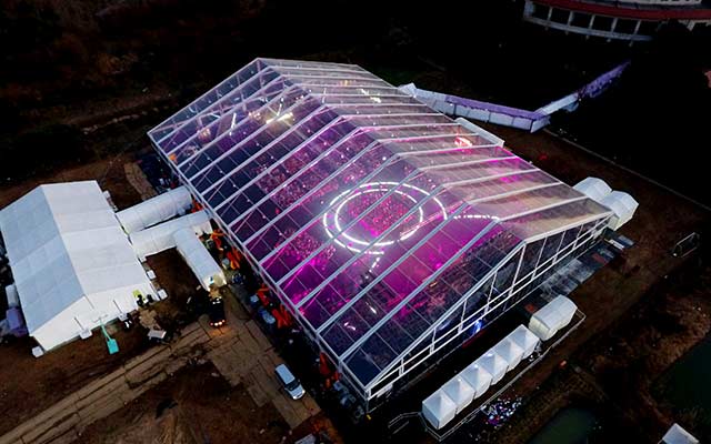 Vídeo de una carpa transparente para eventos al aire libre sin pilares