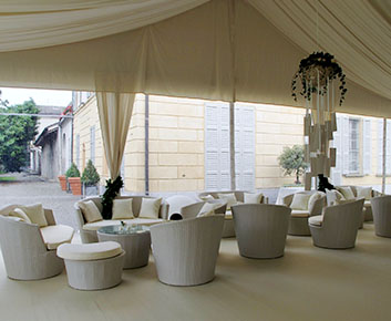 Carpas blancas para fiestas al aire libre tipo «gazebo» con forro y adornos