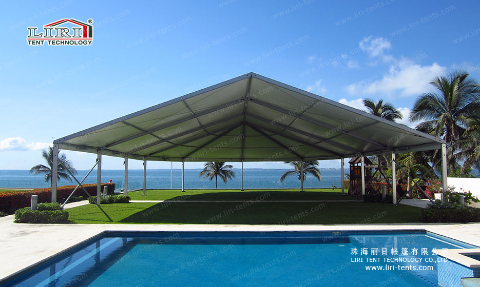 una preciosa carpa pequeña para bodas