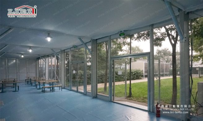 puerta acristalada para tienda de campaña
