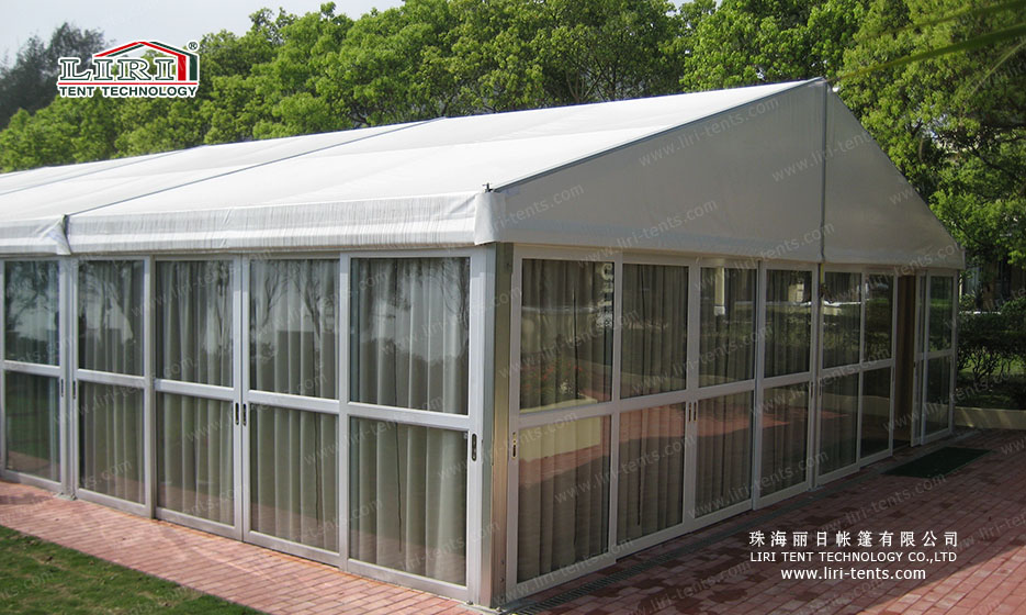 carpa de catering para la recepción de una boda
