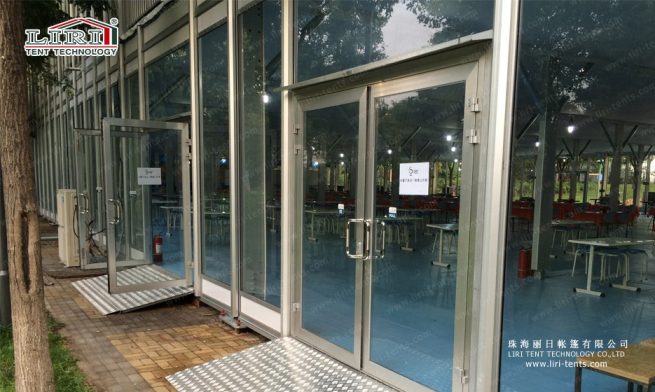 Presentación de la puerta de cristal para tiendas de campaña