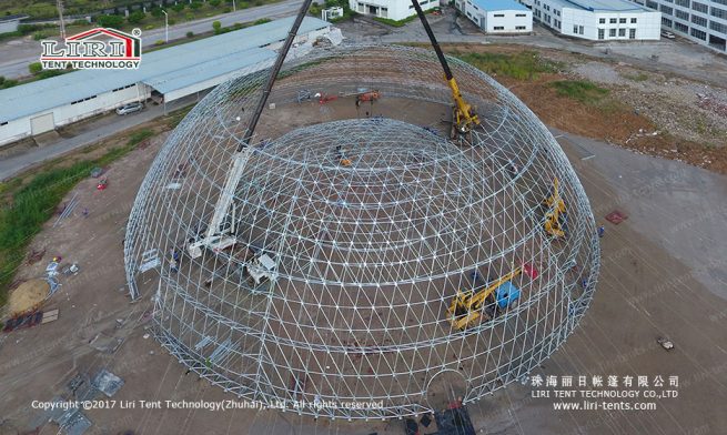 Carpa con cúpula geodésica