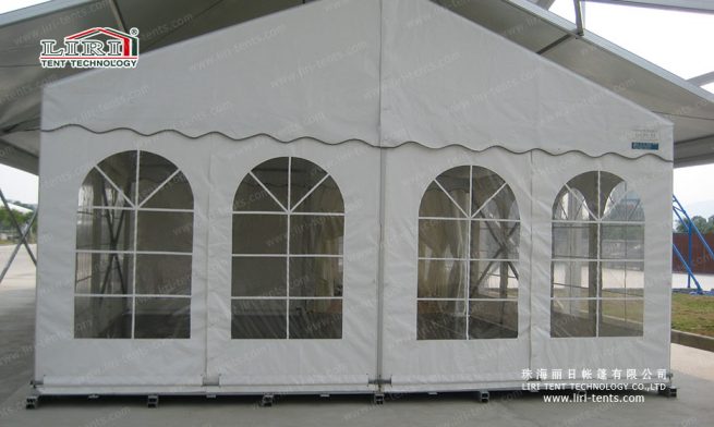 ventana semicircular de estilo eclesiástico
