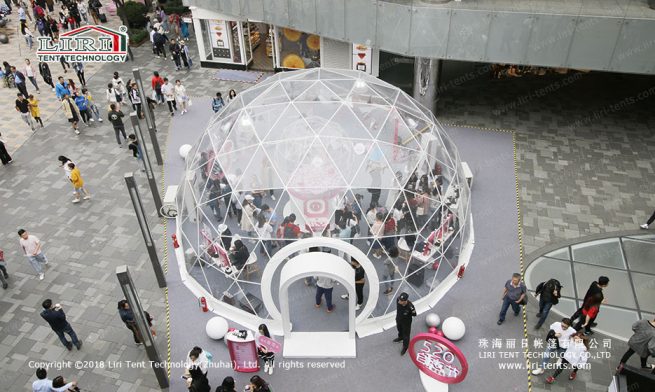 Tienda de campaña con forma de cúpula geodésica de colores 1