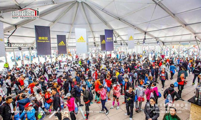 Tiendas dodecagonales con mobiliario 1