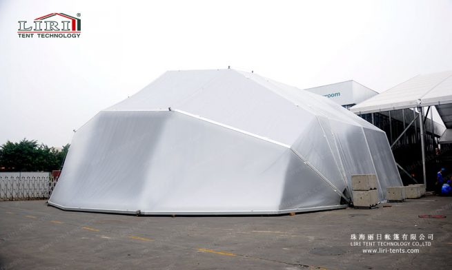 carpa tipo hangar con diseño de «párpado»