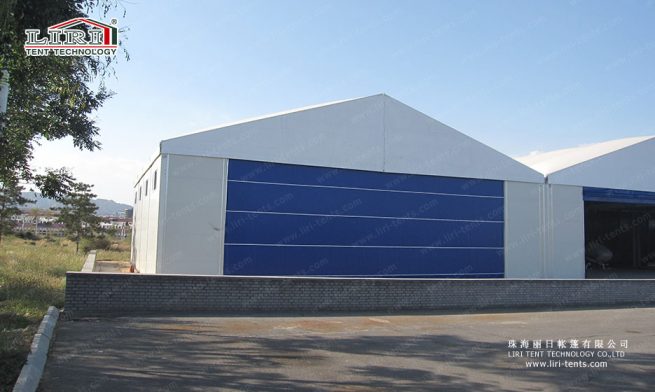 carpa tipo hangar con puerta enrollable