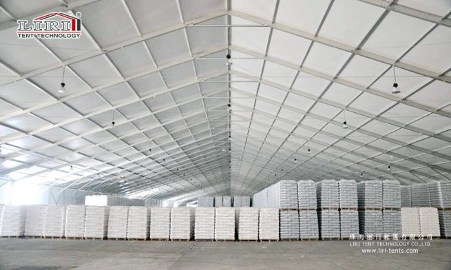 el interior de una carpa enorme