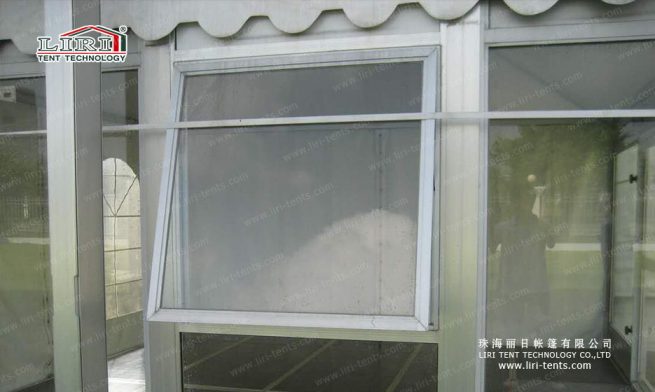 ventana abatible para la pared acristalada de una tienda de campaña