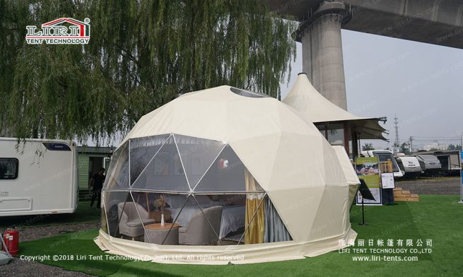 Hotel al aire libre con cúpula geodésica desmontable