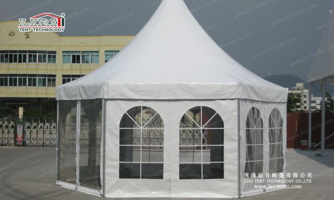 carpa poligonal con ventanas transparentes