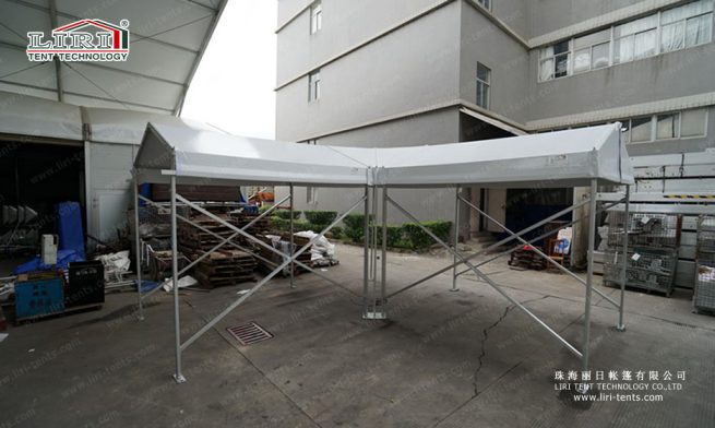 pequeña carpa situada en la esquina de la pasarela