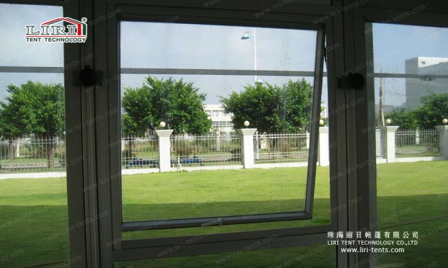 pared acristalada de una carpa con ventana que se puede abrir