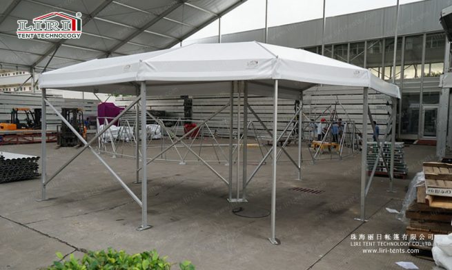 esquina de la pasarela de la carpa