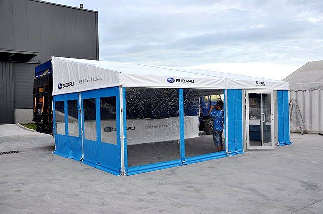 caravana con puerta de cristal