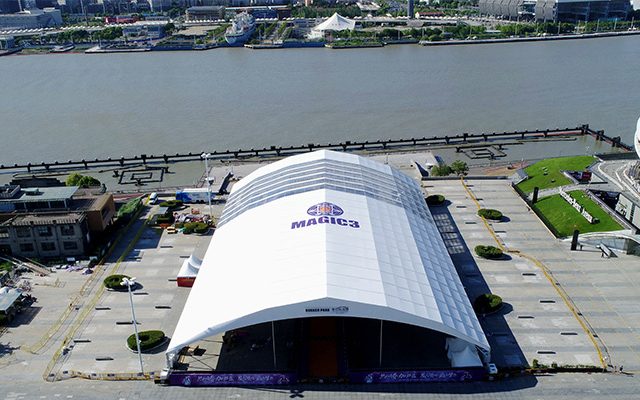 Vídeo sobre la instalación de una carpa de 60 m de luz libre para un evento deportivo
