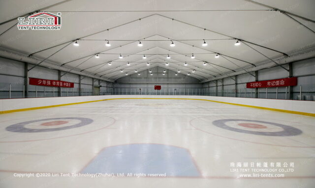 Interior de una carpa deportiva para pista de hockey sobre hielo