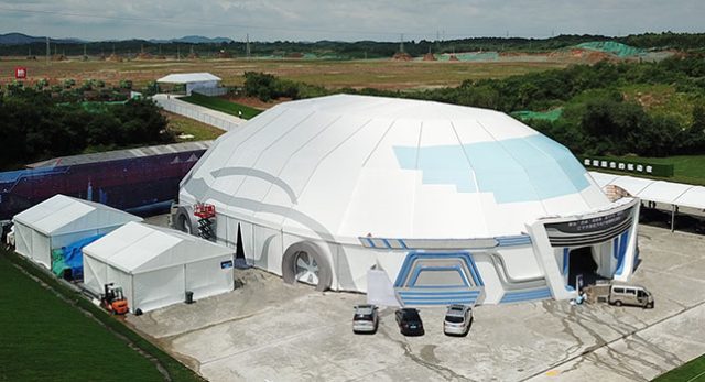 Carpa poligonal de múltiples arcos para una conferencia (vídeo)