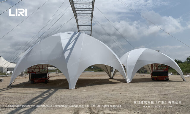 Carpas tipo cúpula «Crossover» de gran tamaño para exteriores