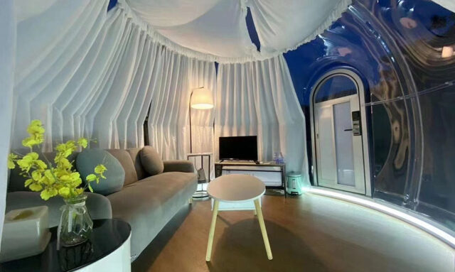 Casa con cúpula transparente