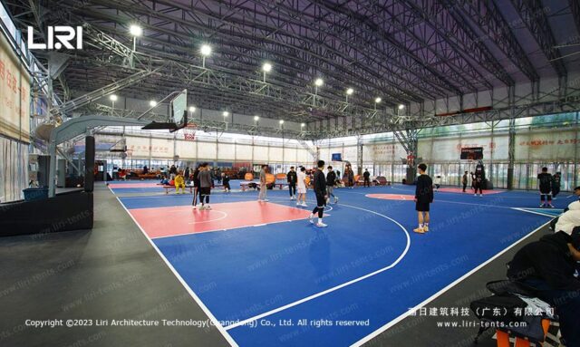 Cobertizo eléctrico con sistema de apertura y cierre manual para la pista de baloncesto