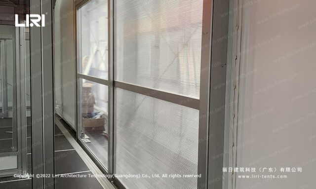 Construcción de una carpa de aluminio para exteriores con puertas correderas