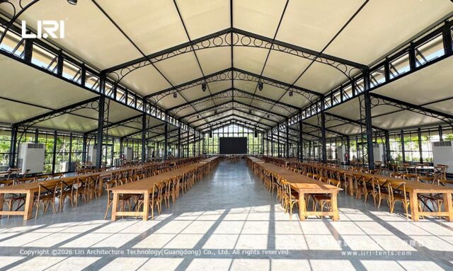 espacio interior para eventos en un invernadero de aluminio