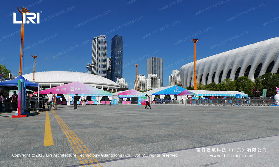 Montaje de una carpa para la separación entre peatones y vehículos