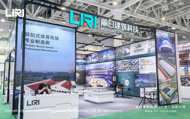 Descripción general del stand de Liri Tent en la Feria del Deporte de China 2026, con exposiciones de instalaciones deportivas modulares