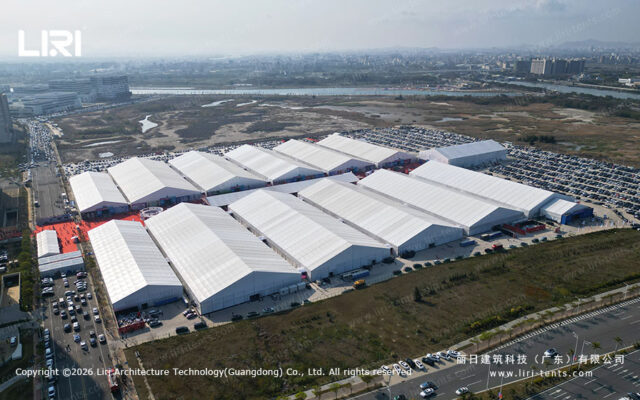 Vista aérea de un gran complejo de carpas de exposición con estructura de aluminio que acoge una feria internacional