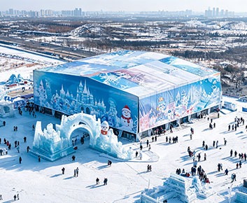 Vista aérea de una carpa donde se celebra una exposición de esculturas de hielo en un recinto invernal