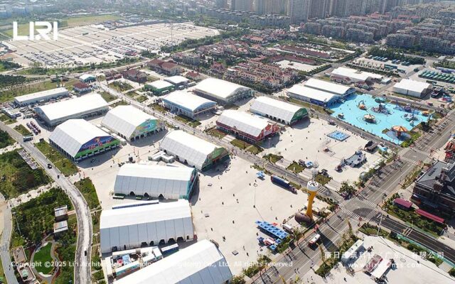 Vista aérea de la distribución del recinto de una gran carpa de un festival de la cerveza, con múltiples zonas de actividades