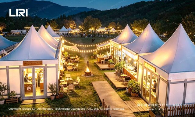 Carpas modulares tipo pagoda iluminadas con cena al aire libre por la noche
