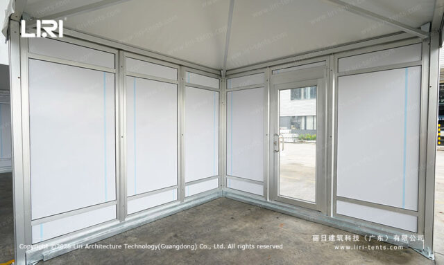 Esquina modular de una carpa tipo pagoda con marcos de aluminio para las paredes y puerta de cristal