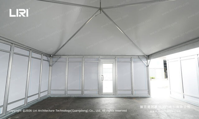 Interior de una carpa tipo pagoda modular en el que se aprecian los refuerzos del techo y los paneles de las paredes