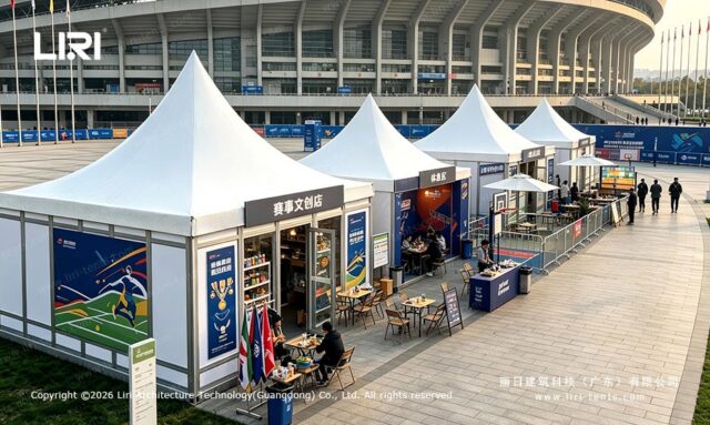 Fila de carpas modulares tipo pagoda al servicio de los visitantes del estadio