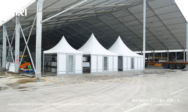 Tres carpas modulares tipo pagoda con paredes de paneles y puertas de cristal