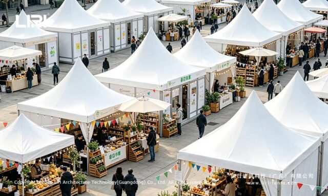 Carpas modulares blancas tipo pagoda dispuestas como puestos de un mercado al aire libre